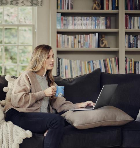 Hölgy, aki biztosítási kárigényt nyújt be a Squartrade-nél