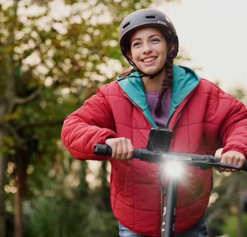 Ung flicka som h&aring;ller upp en mobiltelefon f&ouml;r att ta ett foto med sina f&ouml;r&auml;ldrar.