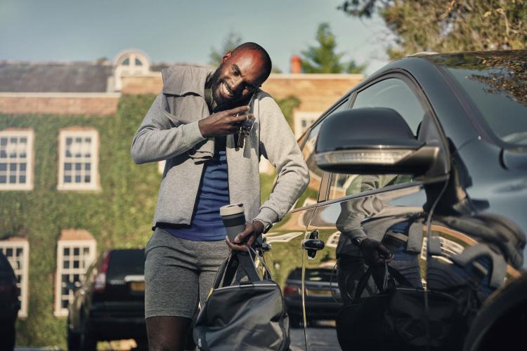 Mann mit Gerät von MediaMarkt