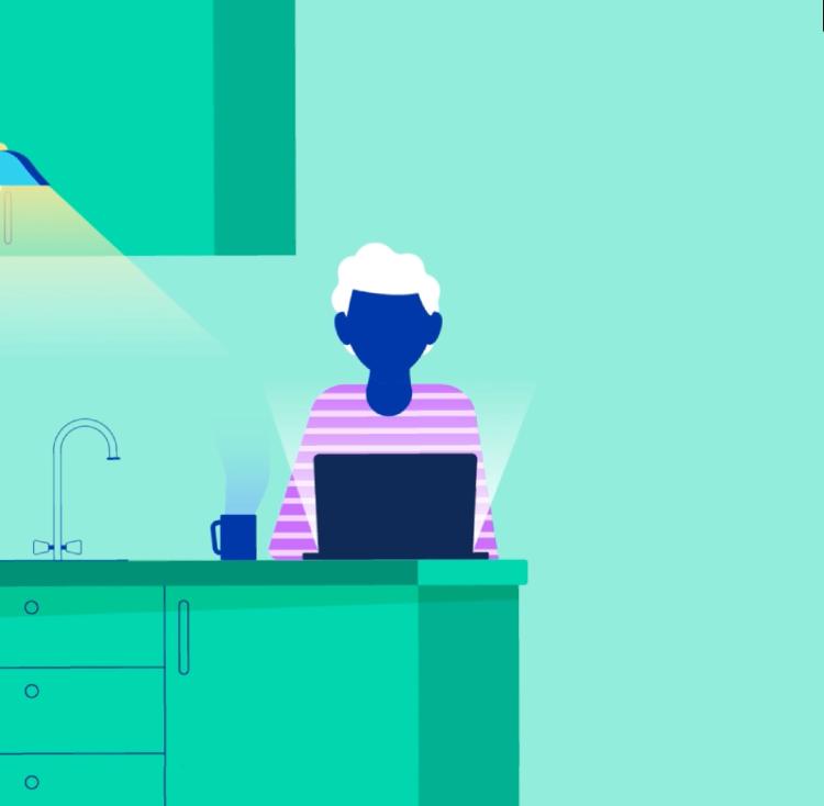 Jemand sitzt in der K&uuml;che am Laptop und informiert sich dar&uuml;ber, wie man einen Schadensfall meldet.